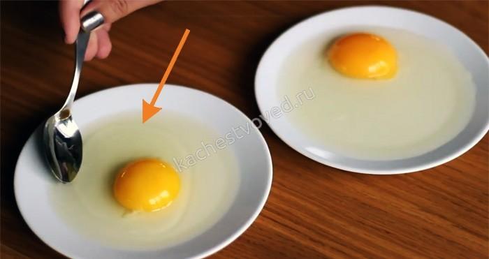 Свежее и не свежее яйцо на тарелке, фото
