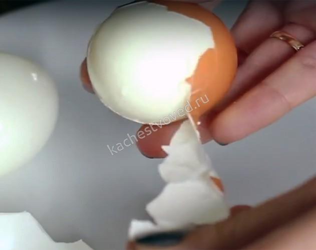 Не свежее вареное яйцо чиститься легко, фото